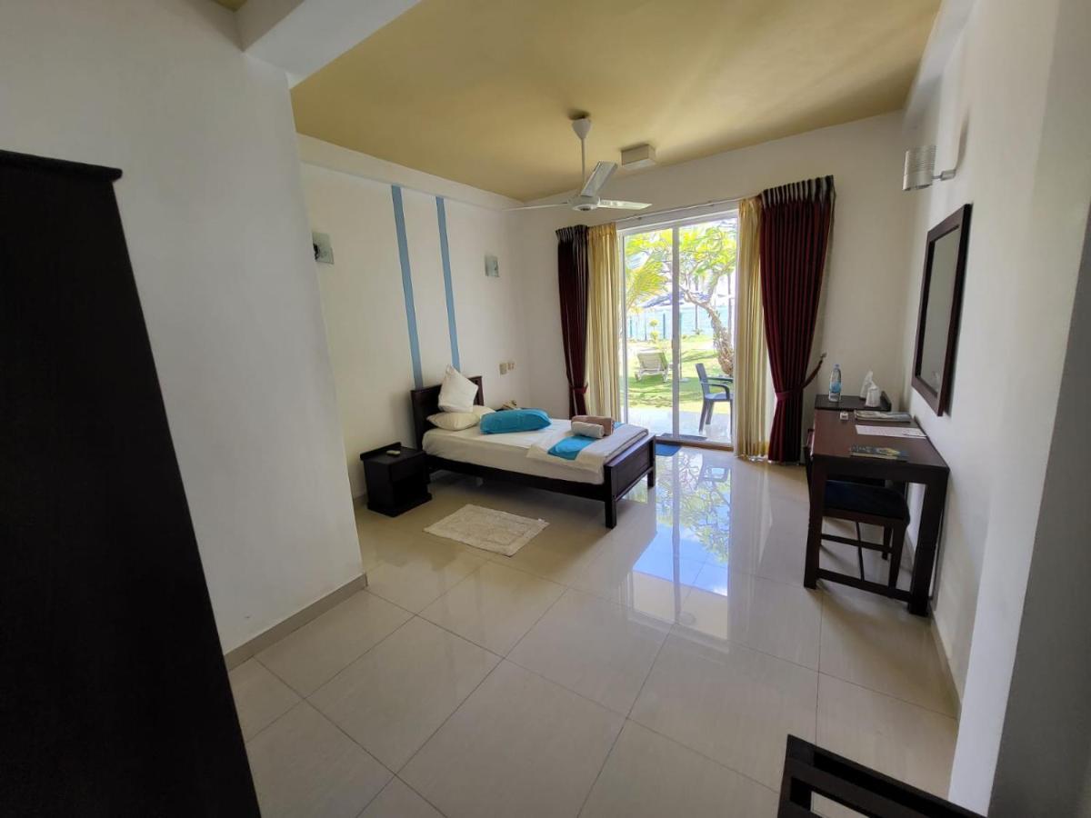 Rainbow Lagoon Resort Negombo Exterior photo